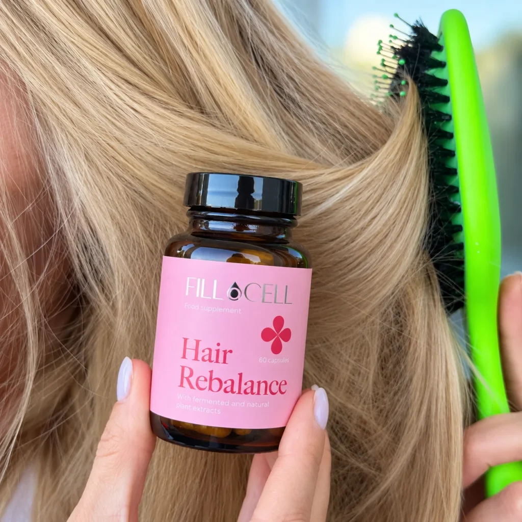FILLaCELL Hair Rebalance Nahrungsergänzungsmittel in der Hand beim Haarebürsten